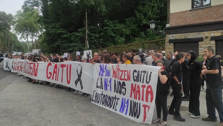 Muchos participantes en la movilización han vestido de negro en señal de luto.