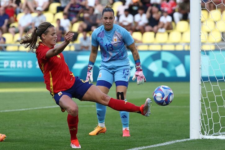Irene Paredes trata de despejar el balón en el duelo de cuartos frente a Colombia.