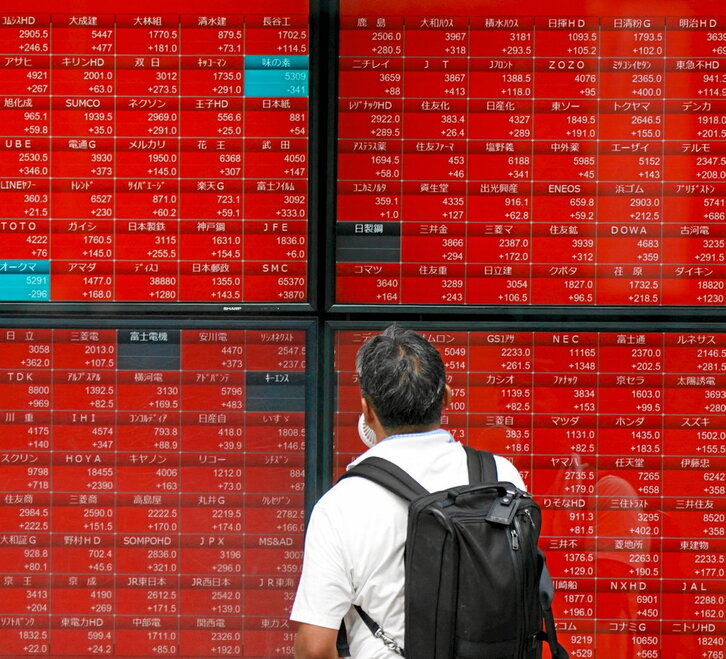 Un hombre contempla las cotizaciones de la Bolsa de Tokio.