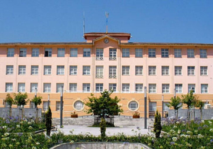 Fachada del Ayuntamiento de Abanto, que ha hecho pública una declaración institucional tras la muerte del vecino de Gallarta.