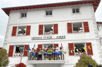 D'après l'Insee, les communes du rétro-littoral sont celles qui gagnent le plus d'habitants au Pays Basque.   Hiriburuko Komitea