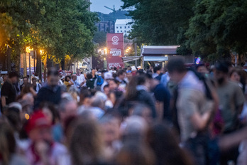 Iluntzetik, Gasteizko txosnak jendez beteta egoten dira.