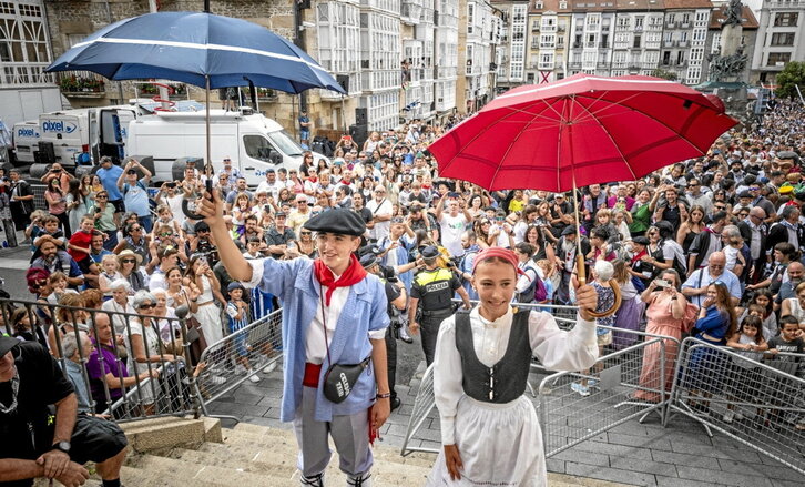 Joritz Esperanza y Alazne Rubio, tras cruzar la plaza de la Virgen Blanca.
