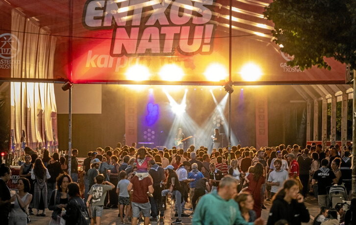 Giroa Entxosnatu karpan, musikarien erritmora.