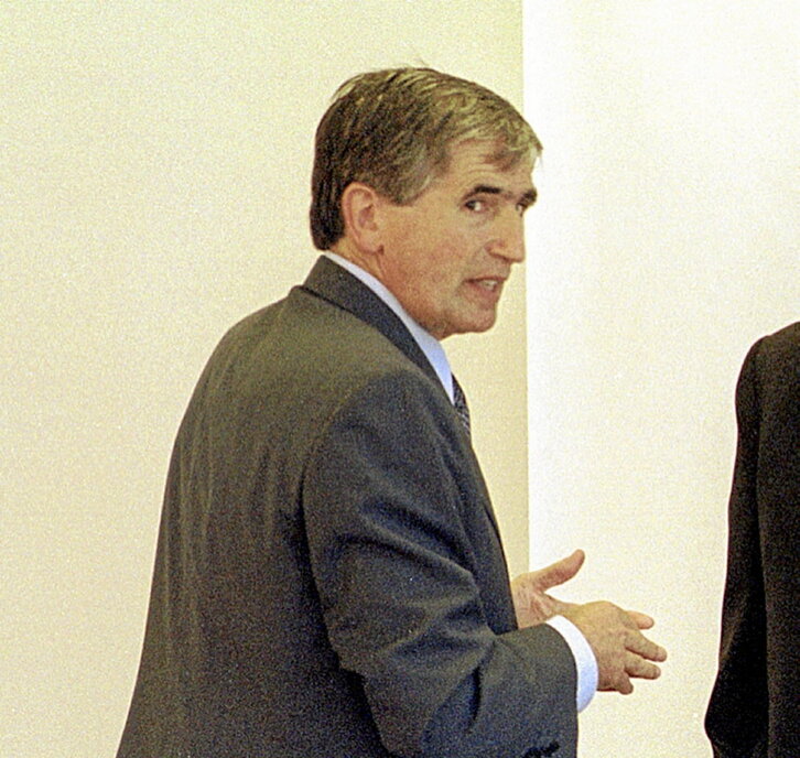 A la izquierda, José María Korta. A la derecha, manifestación de protesta en Zumaia tras el atentado mortal.