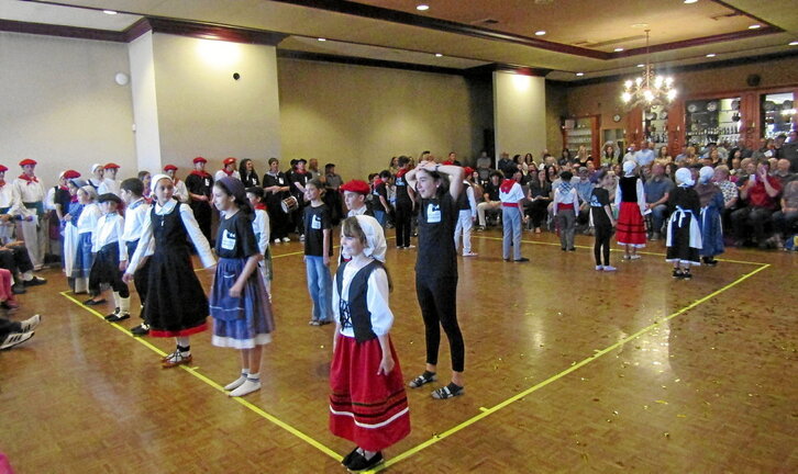 Guraso eta senideen aurrean egindako dantza saioaren irudia.