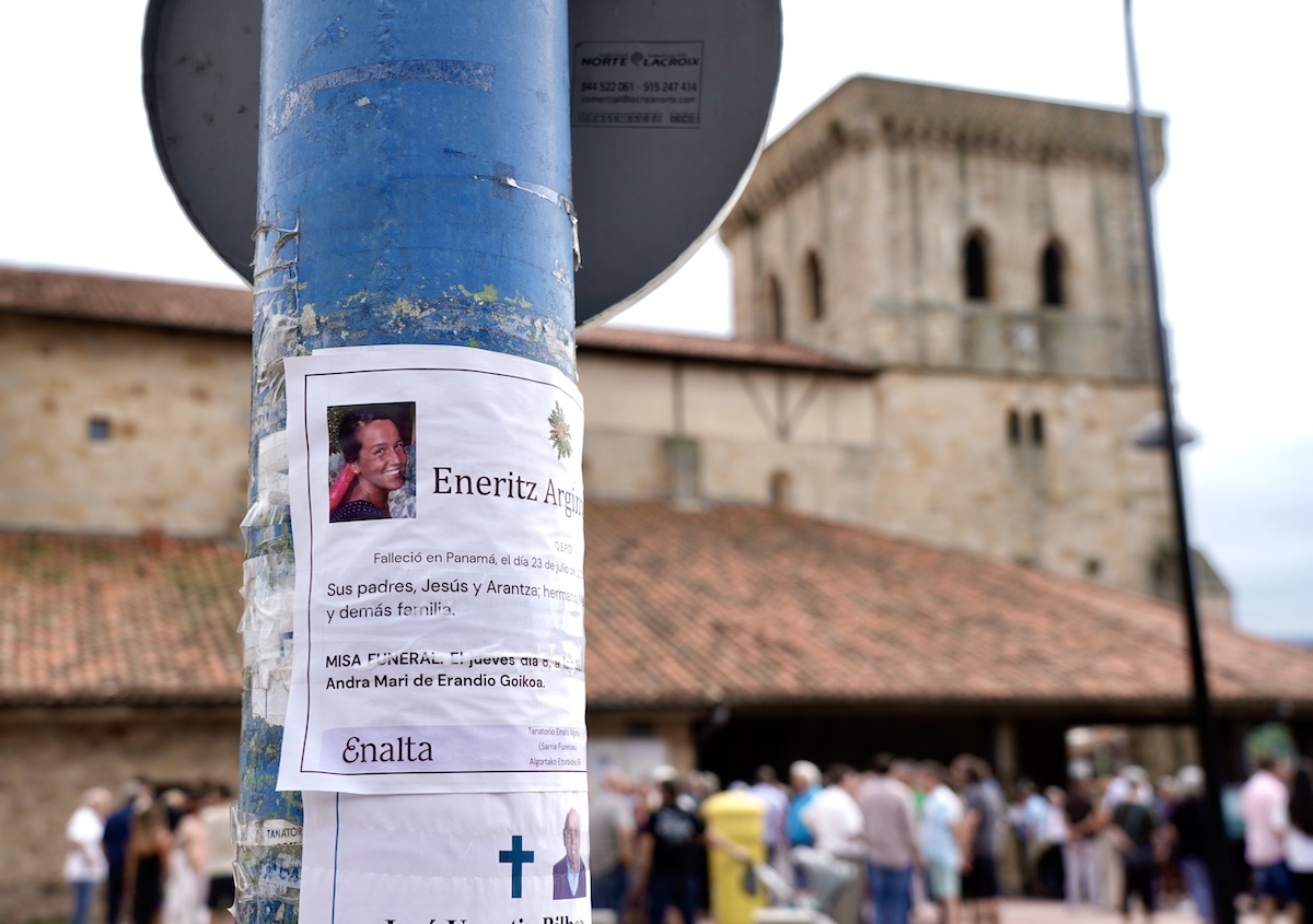 Luto por Eneritz Argintxona ante la parroquia Andra Mari de Erandio. (Marisol Ramirez | Foku)