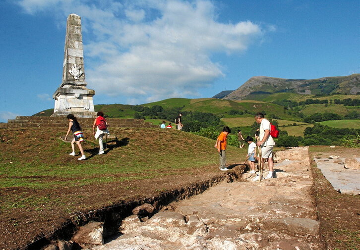 Zenbait pertsona, lurpetik ateratako Amaiurko gazteluaren lehen hondakinak bisitatzen.