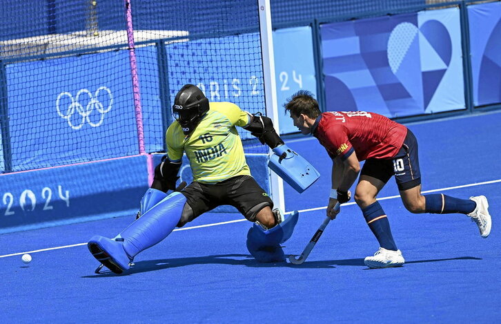 El remate de ‘Chefo’ Basterra se topa con la parada del guardameta Sreejesh Parattu Raveendran.