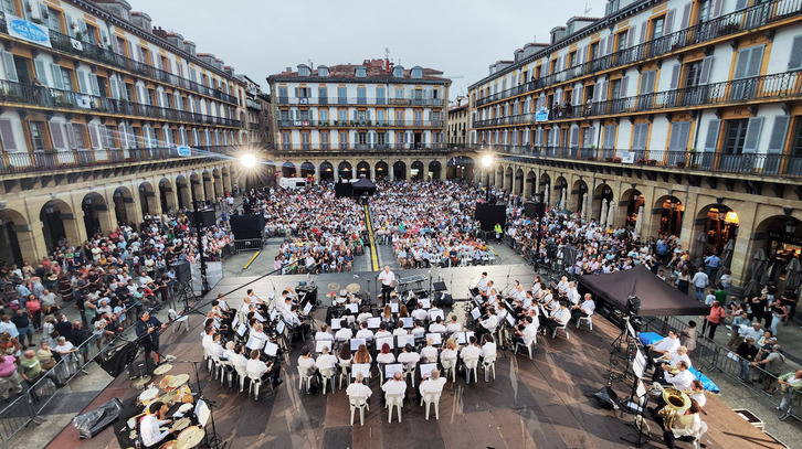 El Alarde de Txistularis abarrota cada año la Plaza de la Constitución.