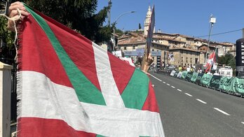 Ikurriñas en Trebiñu, cerca de la meta de la etapa de la Vuelta a Burgos.