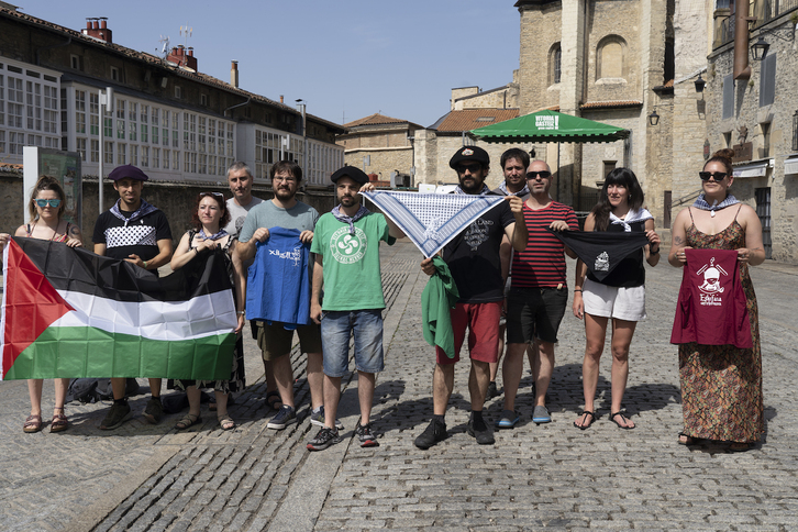 Gasteizko Neska eta Blusek Palestinari elkartasuna erakusteko zapia aurkeztu zuten jaien aurretik, Gernika-Palestinarekin elkarlanean.
