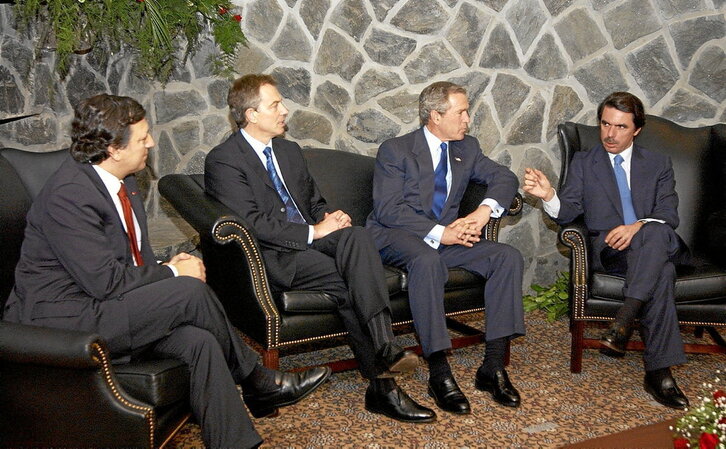 Cumbre de las Azores, precinto de la sede de “Egunkaria” en Bilbo, Joseba Egibar increpado en Lizartza tras ser investido alcalde, y acto por los presos en Iruñea.
