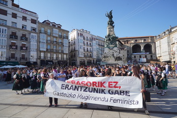 Concentración convocada esta tarde en la plaza de la Virgen Blanca de Gasteiz por el movimiento feminista.a.