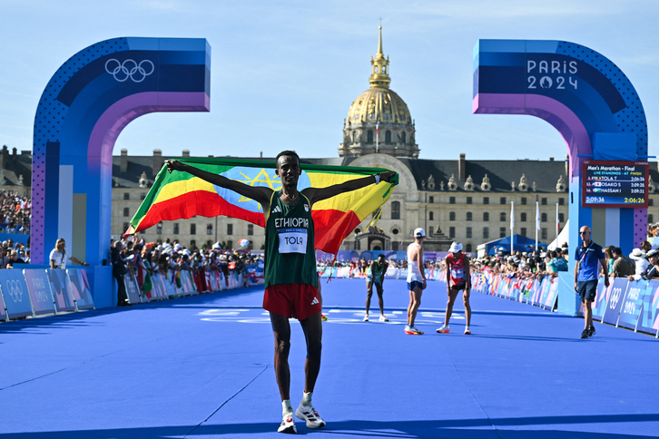Tamirat Tola celebra la victoria olímpica en la meta del jardín de Les Invalides.