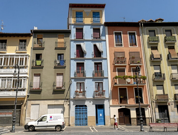 Viviendas iluminadas por el sol del verano en Alde Zaharra de Iruñea.