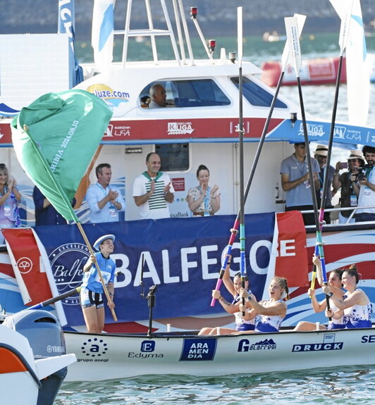 Andrea Astudillo patroia, Hondarribiko banderarekin.