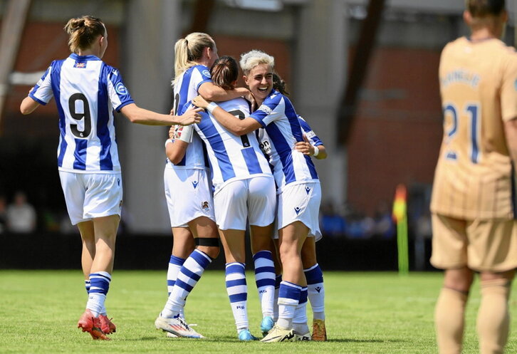 Las jugadoras de la Real celebran uno de los goles ante el Eibar.