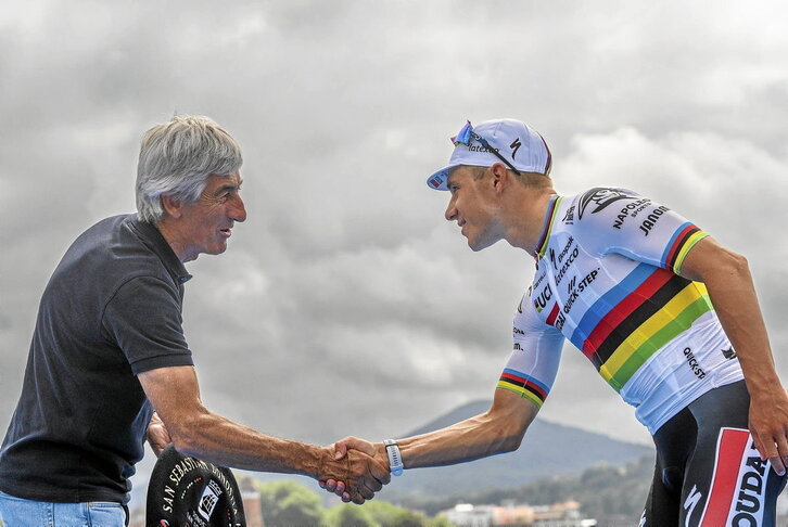 Marino Lejarreta saluda a Remco Evenepoel tras la Clásica de 2023.