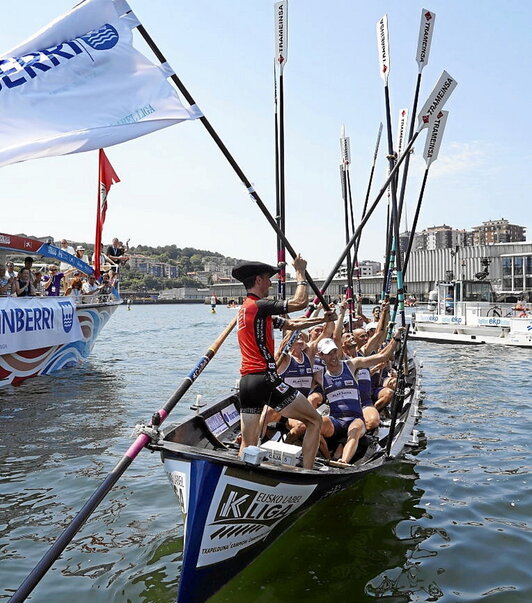 Gorka Aranberri patroia, Pasaian, banderarekin.