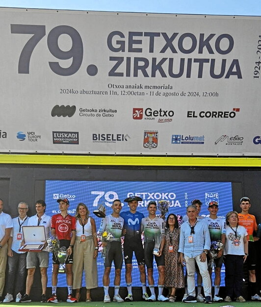 Jon Barrenetxea, en el podio con la txapela.