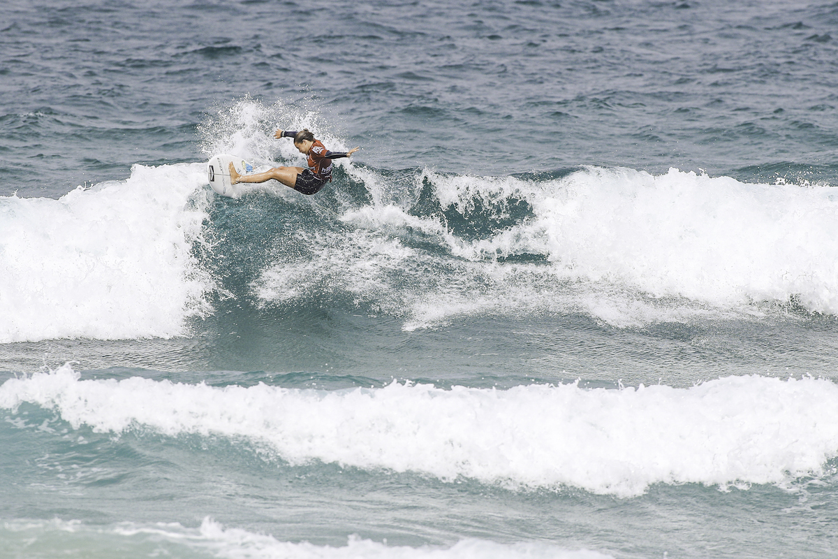 Annette Gonzalez Etxabarri zumaiarra, Ingalaterrako QS txapelketan olatuaren gainean. (WORLDSURFLEAGUE.COM)