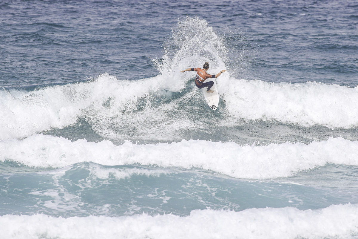 Keoni Lasa zarauztarra, Ingalaterran olatuari aurre egiten. (WORLDSURFLEAGUE.COM)
