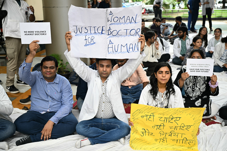 Bortxatu ostean hil zuten medikuaren kasua salatzeko protestak egin dituzte Indiako hainbat ospitaleren aurrean.