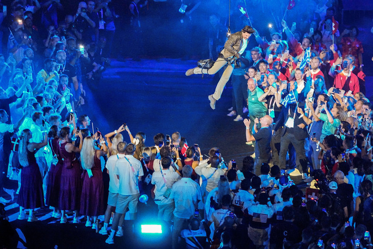 Tom Cruise fue, junto a Simone Biles, el encargado de recibir la bandera olímpica como símbolo del relevo que ahora mira a Los Angeles 2028.