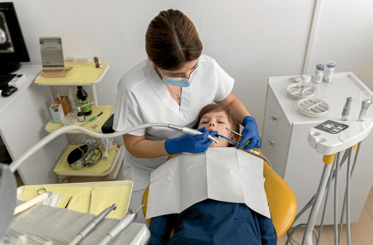 Un niño en la consulta de una dentista.