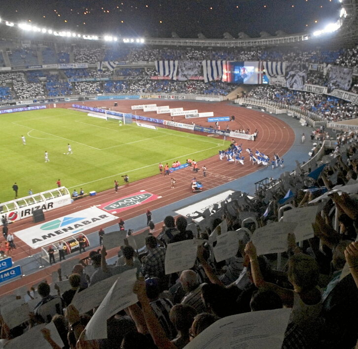 Ezkerrean, giroa Anoetan 2009ko abuztuaren 15ean, Realaren mendeurrena ospatzeko partidan. Eskuinean, Juan Carlos Borboikoa Illunben 2015ean.