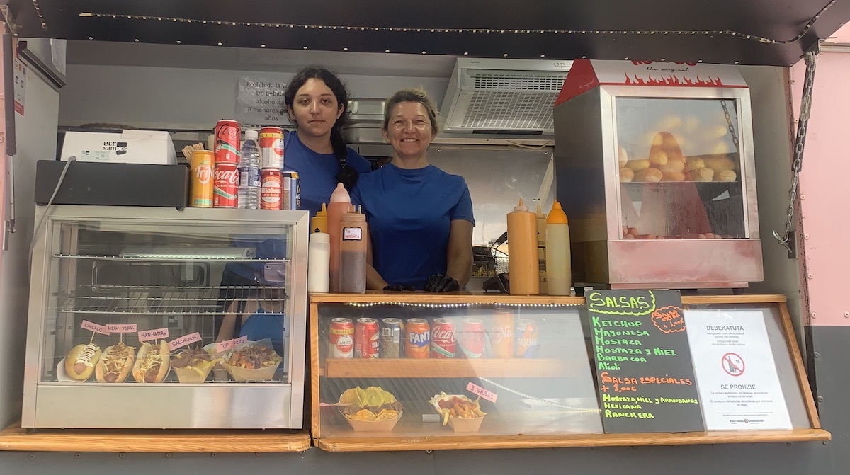 Hot dogs y nachos, la especialidad de esta furgoneta. (Ainhoa Espinoza)