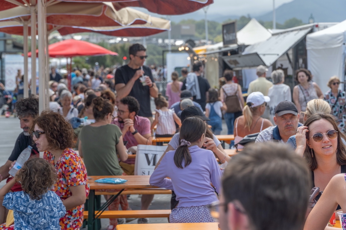 Las mesas compartidas de la terraza del Kursaal. (Andoni Canellada | Foku)
