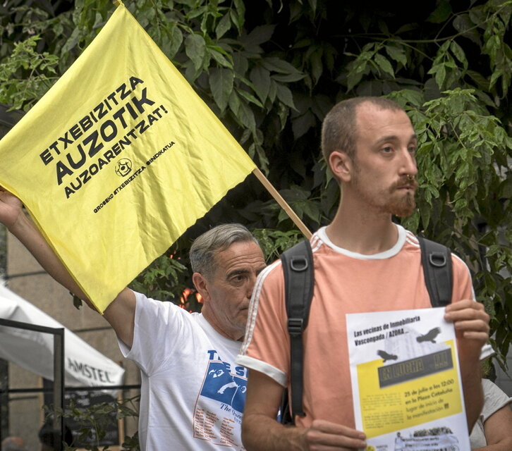 Protesta en defensa del derecho a la vivienda el pasado mes de julio en Donostia.