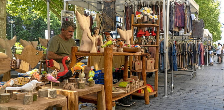 La feria de artesanía se ubica en el Boulevard durante esta Aste Nagusia.