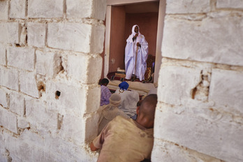 Varios jóvenes observan al Imam Taha Sidina mientras dirige la oración del viernes en la Mezquita de Maaden el Ervane.