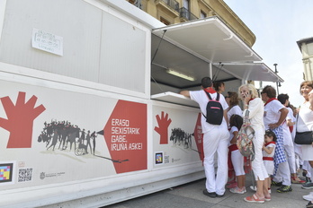 Punto de información sobre igualdad de género en los sanfermines de 2023, en Iruñea.