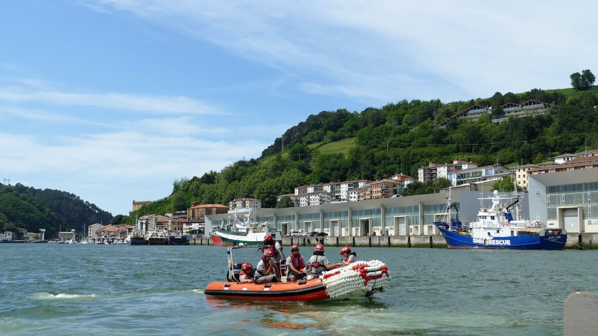 Durante varias semanas la tripulación de Aita mari realizó entrenamientos en Pasai Donibane. (Isa EGUIGUREN) Durante varias semanas la tripulación de Aita mari realizó entrenamientos en Pasai Donibane. (Isa EGUIGUREN)