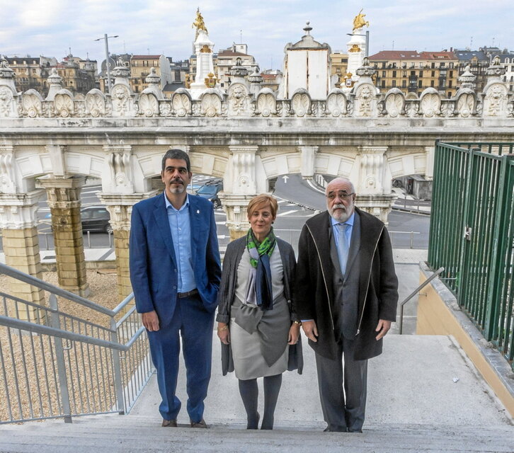 Eneko Goia, junto a Arantza Tapia y Jesús Loza, en una comparecencia sobre el TAV.
