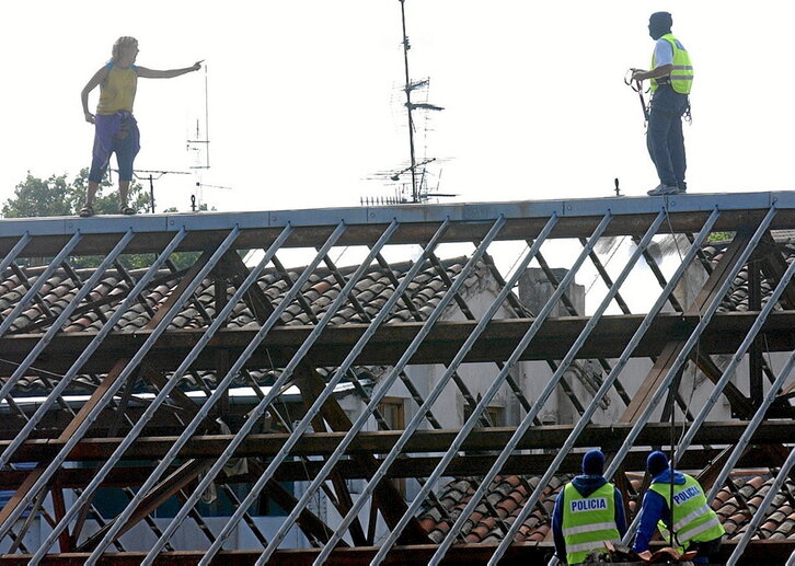 Poliziak Iruñeko Euskal Jai gaztetxea hustu zuen orain dela hogei urte.