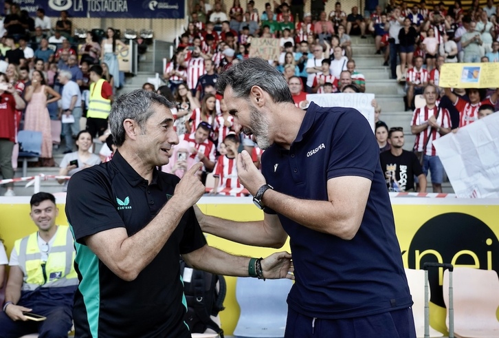 Vicente Moreno, en la imagen conversando con Ernesto Valverde en la previa de la final de la EH Txapela, es la gran novedad del estreno liguero de Osasuna.