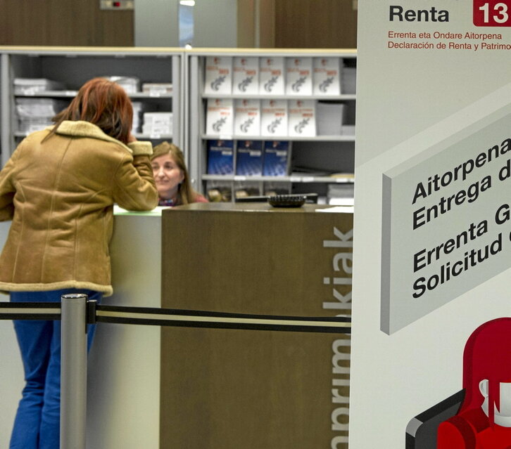 Profesionales de Hacienda de Bizkaia atienden al público.