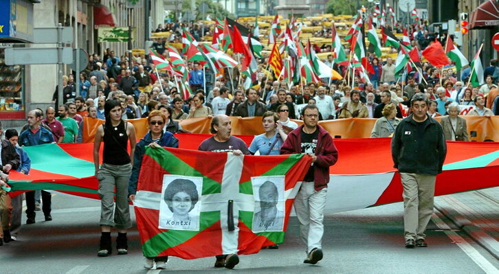 El recuerdo de Kontxi Sanchiz y Ángel Berrueta encabezó la manifestación  por la autodeterminación celebrada en Bilbo unos días más tarde de sus muertes. Portada de GARA del 12 de marzo.