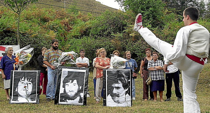 2003an Morlansen hildako hiru euskal militanteen omenez egindako ekitaldia.