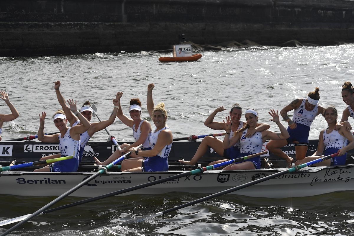 Arraun Lagunak-eko arraunlariak, aurtengo garaipen bat ospatzen. (Gorka RUBIO/FOKU)