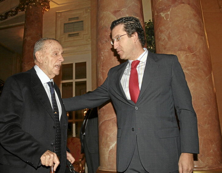 Manuel Fraga junto al actual presidente del PP, Alberto Núñez Feijóo, en una imagen de 2006.