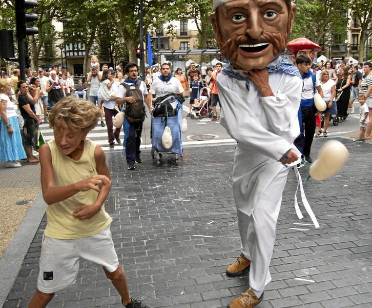 Haur bat buruhandiaren kolpea jaso berri, atzo arratsaldean egindako desfilean.
