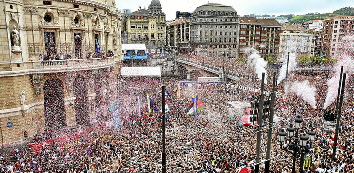 En la página anterior, la fiesta estalla con el lanzamiento del txupin. Sobre estas líneas, la emoción de la pregonera y la txupinera, y el homenaje de las comparsas.