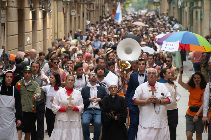 Ordezkaritza zabala agertu da Irrikitaldira, ohi bezala: Eneko Goia, Jose Ignacio Munilla, Loiolako militarra...