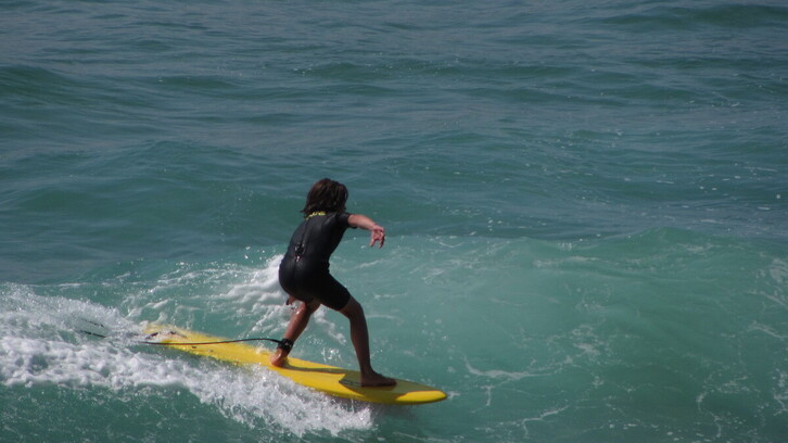 Mutiko bat olatu gainean Biarritzen; txikota atzean lotua du eta ez dio enbarazu egiten.